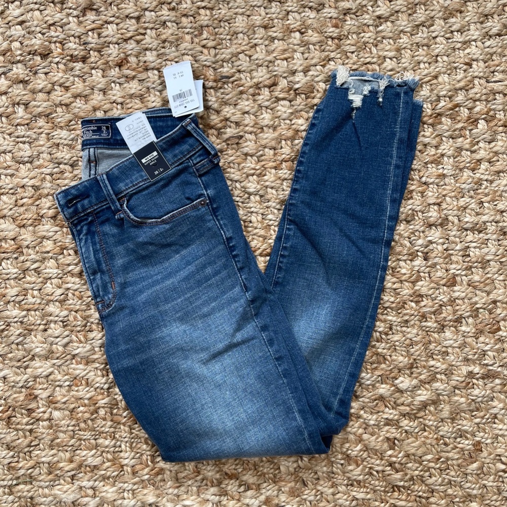 NWT Abercrombie Mid Rise Super Skinny Ankle, Size 2